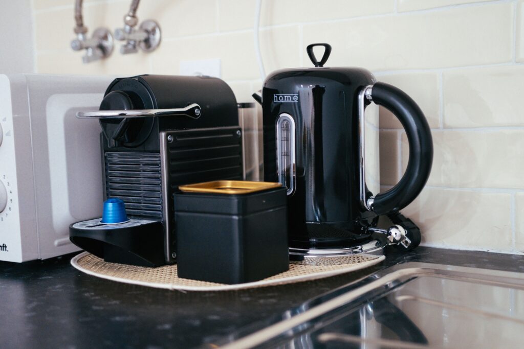 Electric kettle and espresso machine on a kitchen countertop, representing the appliance categories analyzed in this dissatisfaction-rate study